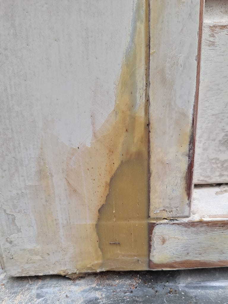 houtrot herstel stap 2 van 3: Voorbehandeld met houtrotstop en gevuld met 2 componenten epoxy.