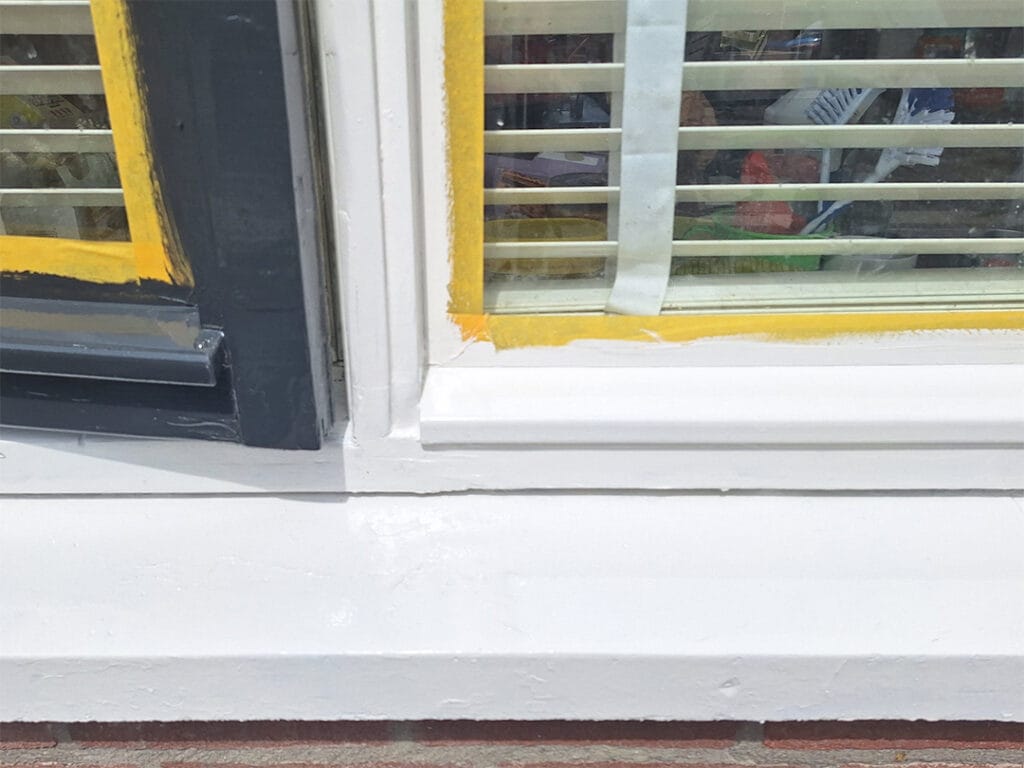 Hetzelfde kozijn na houtrotherstel strak in de lak prachtig resultaat van buitenschilder in Utrecht en omstreken.