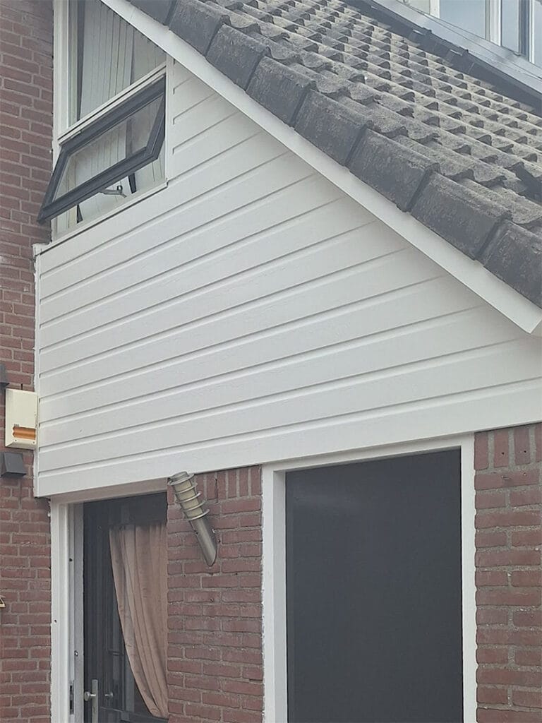 Kunststof paneel hersteld met speciale hechtprimer en aflak.