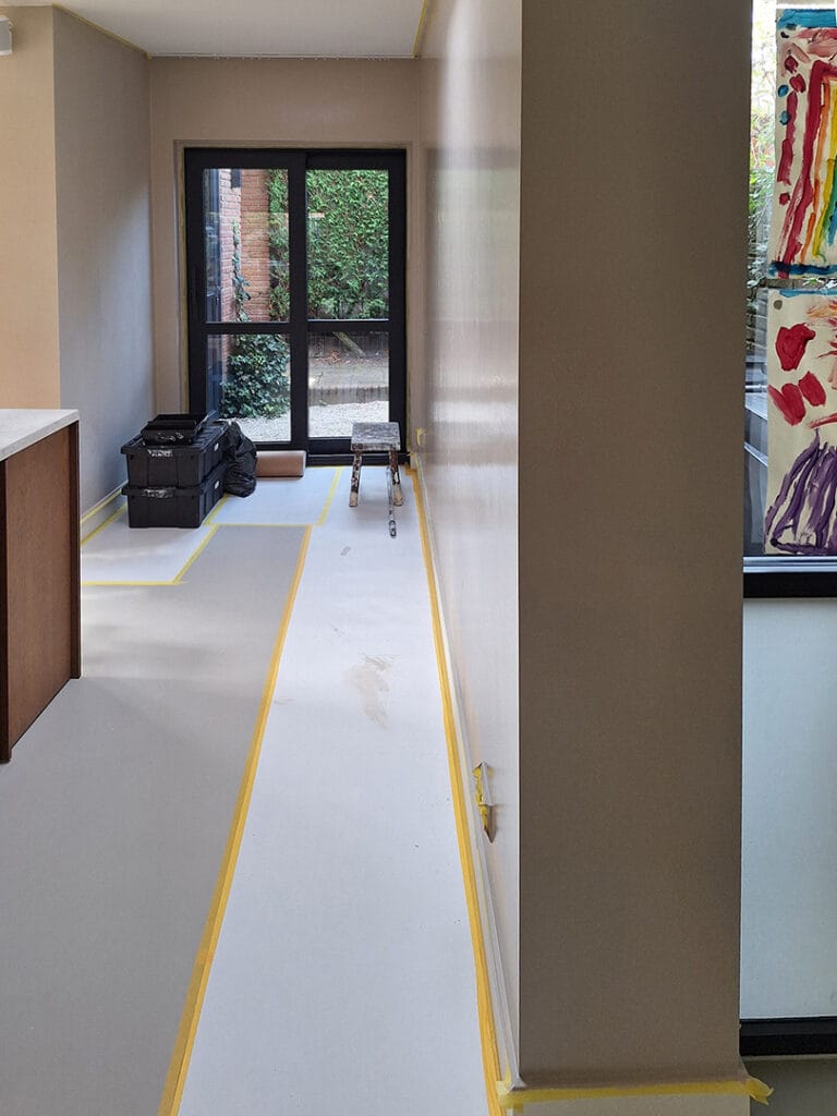 netjes afgeplakte vloer en wanden tijdens binnenschilderwerk in Bussum.