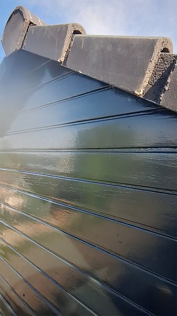 Strak glimmend lakwerk in een zonnetje, resultaat van buitenschilder in Utrecht en omstreken.
